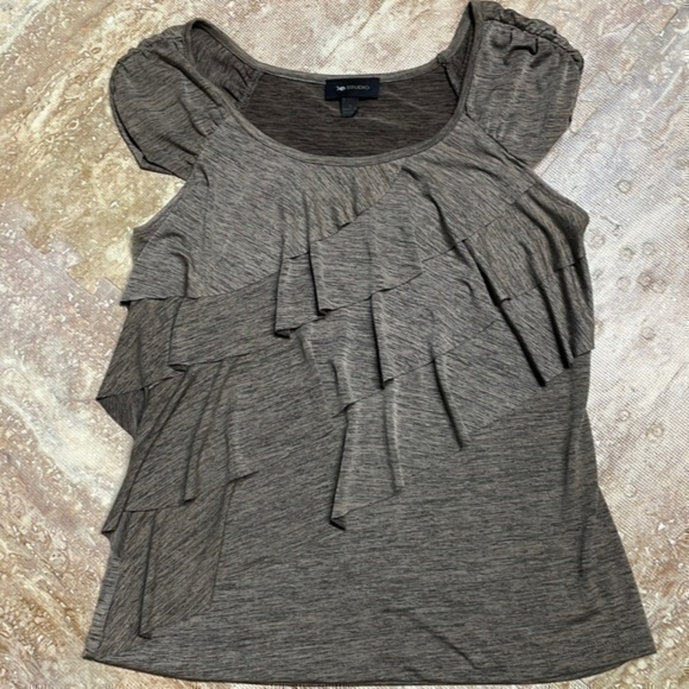 AB Studio women’s sleeveless ruffled blouse. Size S.